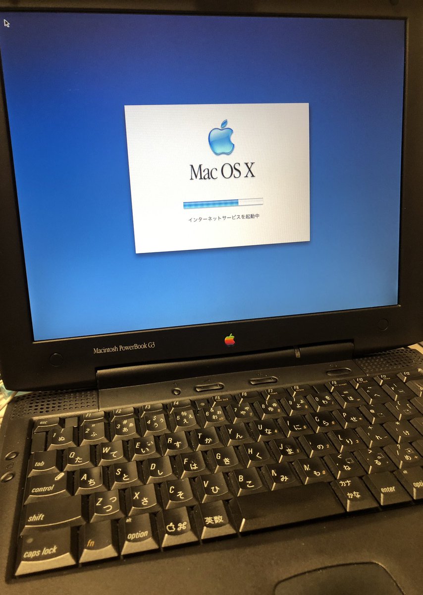 f1olympic_poker's tweet image. 先日のPowerBook G3（98年）の交換用ハードディスクを買い、古いHDDデータのバックアップとともにOS 8、OS 9、OS Xのトリプルブートにした。
Macの買い替えで失われたデータや、昔のOSでないと参照できない情報もあるので、こうして動くのはありがたい。
#apple #powerbook #powerbookg3 #macbookpro