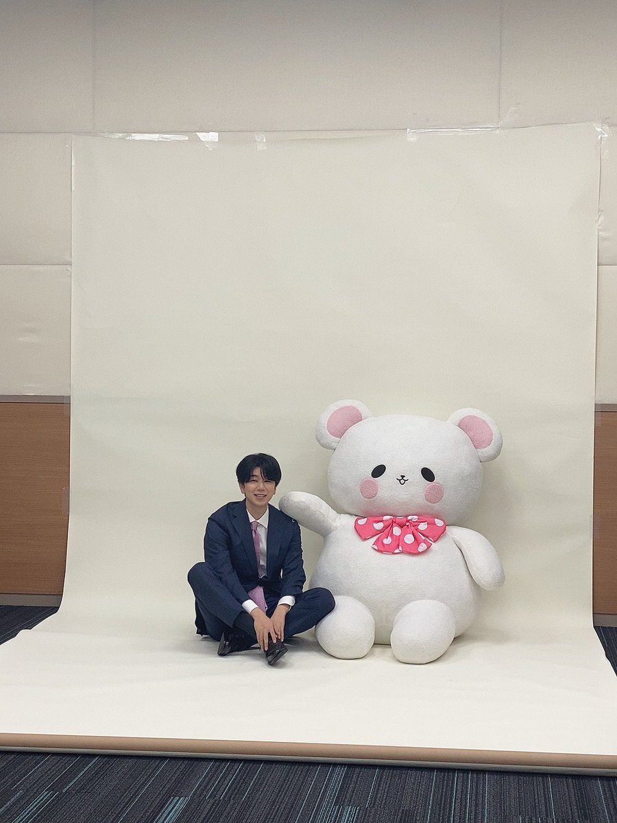 do_tennen_anime's tweet photo. ⭐︎*･°: ｡
「#新しい上司はど天然 」
     DOTENNEN Party
　　　　　　　　｡ :ﾟ･*⭐︎

/⋰
　開催まであと５日🍑
\⋱

#西山宏太朗 さんの
パンフレットオフショットを公開✨

その他グッズも盛り沢山です🤍
お楽しみに！
https://t.co/7p7CVixp9V https://t.co/6SubyBswGF