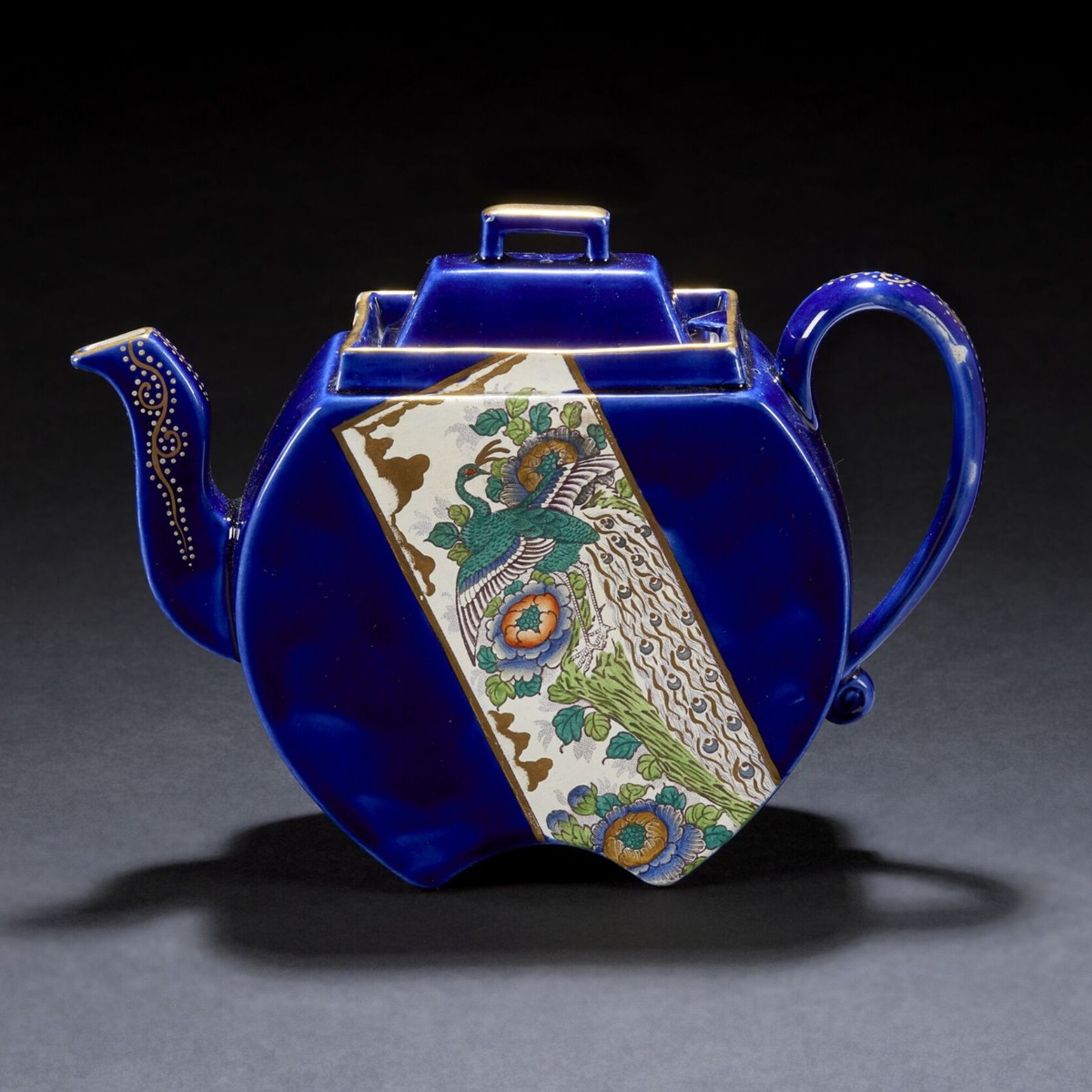 For #TeapotTuesday, we’d like to spotlight this 19th century teapot in 'satsuma' shape. The ‘flat’ sides made the shape perfect for all types of decoration. This particular example from 1873 depicts a mazarine blue and gold design called 'Mikado and Landscape'.