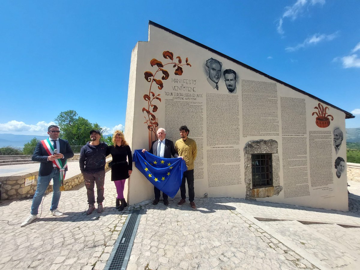 EU Street Art: inaugurati oggi i primi due murales a @borgouniverso.
Il Manifesto di Ventotene e 'Futura': le radici dell'integrazione europea ed il futuro verde e sostenibile #EUdelivers