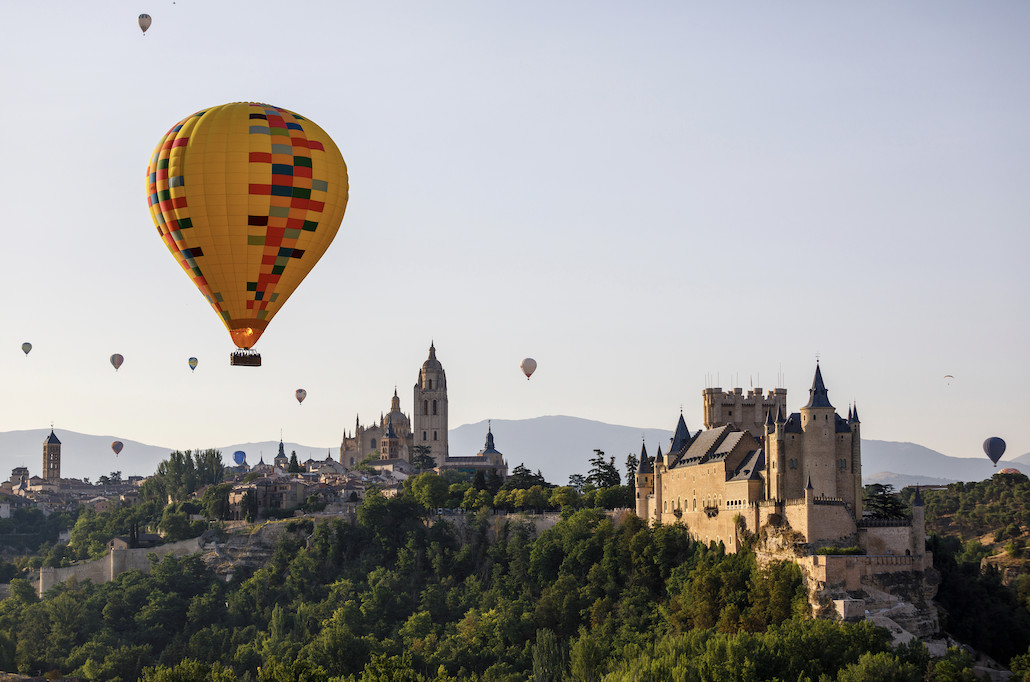 #Spain has many amazing activities! Here’s four experiences you need to try: 🎈 Fly in a hot air balloon over #Segovia 🔫 Go paintballing in #Seville 🚲 Cycle the greenways of #Valencia 🌳 Explore the rural countryside of #Asturias bit.ly/3xn6vq2 #VisitSpain