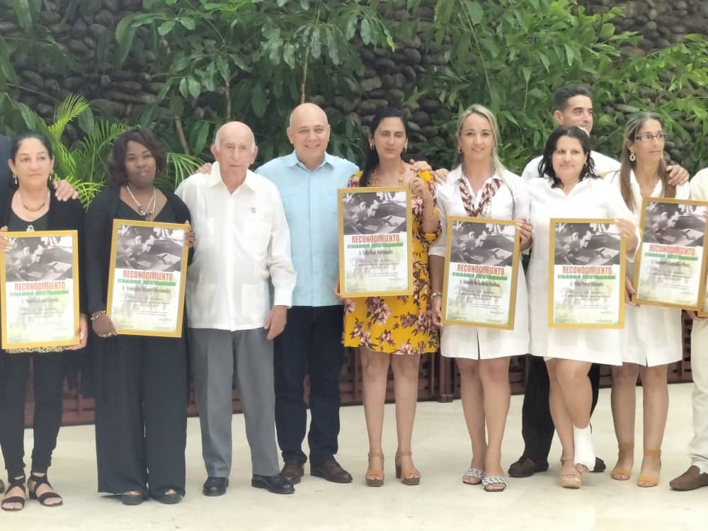 Fue un motivo de mucha satisfacción participar ayer en el acto de condecoración a miembros destacados de la #ANAPCuba. Son todos #GenteQueSuma en un sector decisivo para el país. Felicidades.