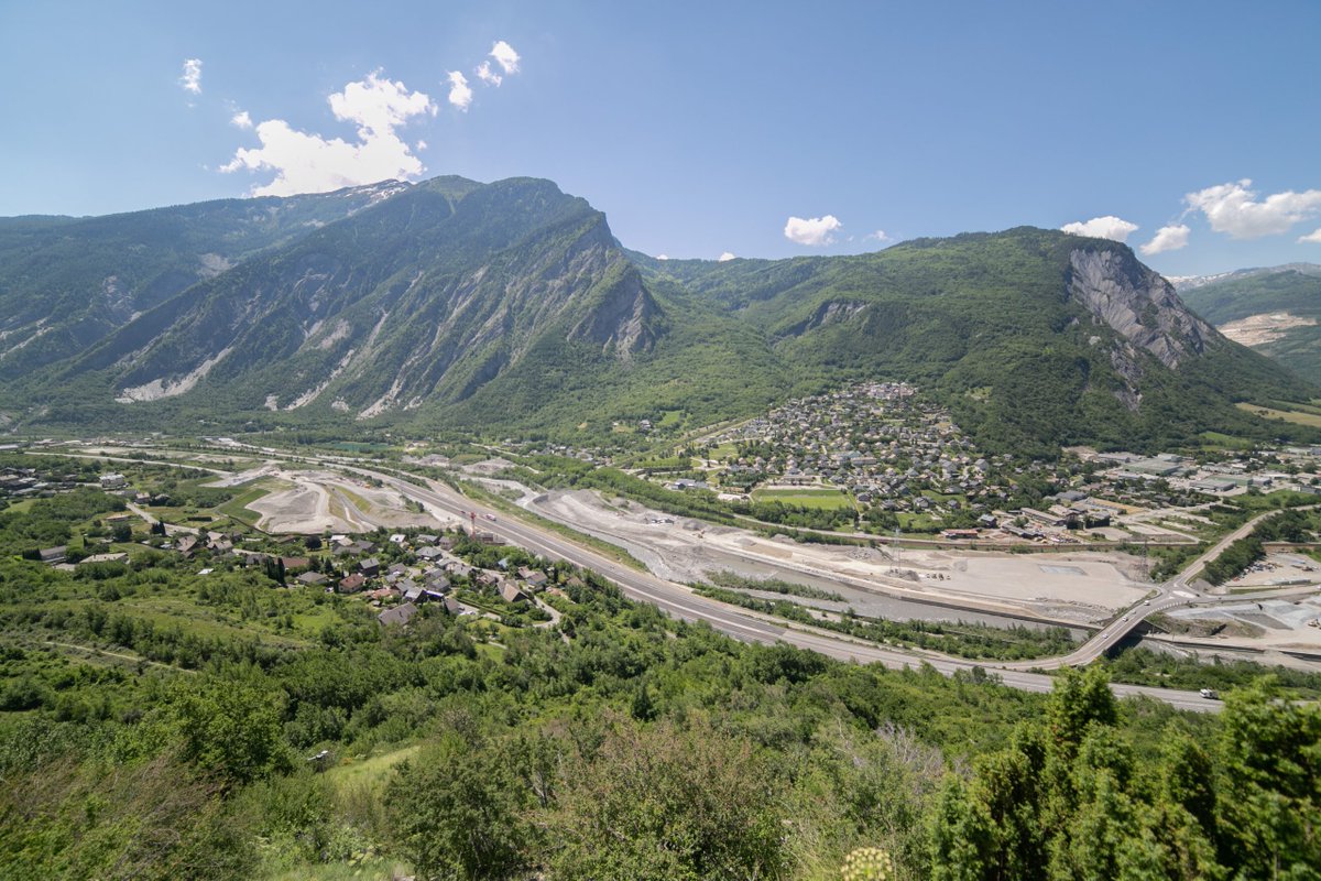 Heureuse d'accueillir @GabrielAttal en Savoie, à Saint-Julien-Montdenis. 

Le #LyonTurin🇫🇷🇮🇹 sera demain le plus long tunnel ferroviaire du monde mais aussi le symbole d'une Europe qui s'engage concrètement en faveur des mobilités vertes et qui permet à nos vallées de respirer.