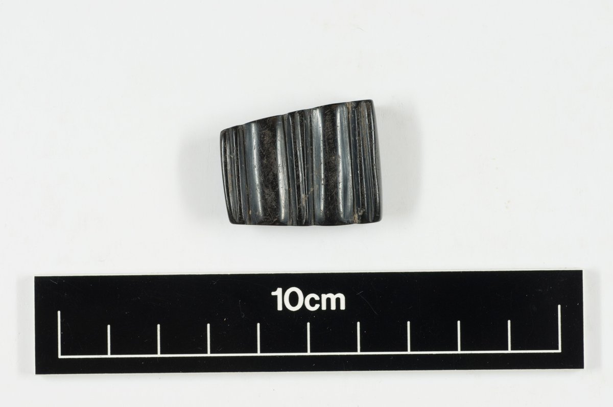 #Roman bead made of Whitby jet, found at Hungate, York, 1950. It is flat and trapezium shaped with decorative grooves on its surface. It is pierced from top to bottom by two holes & was once strung with other beads as part of a necklace or bracelet. #archaeology #YorkRomans