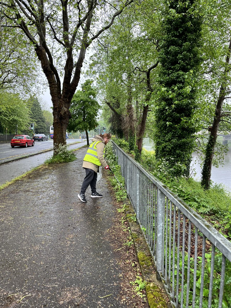 The weather won’t stop us today! ☔️😃 Volunteers from @QueensSport @QueensSU_ Handy Helpers, @QUBEngagement and @friendsoffield are litter picking along the River Lagan as part of Green Month of Community Action! #climateaction #QUBSustainability