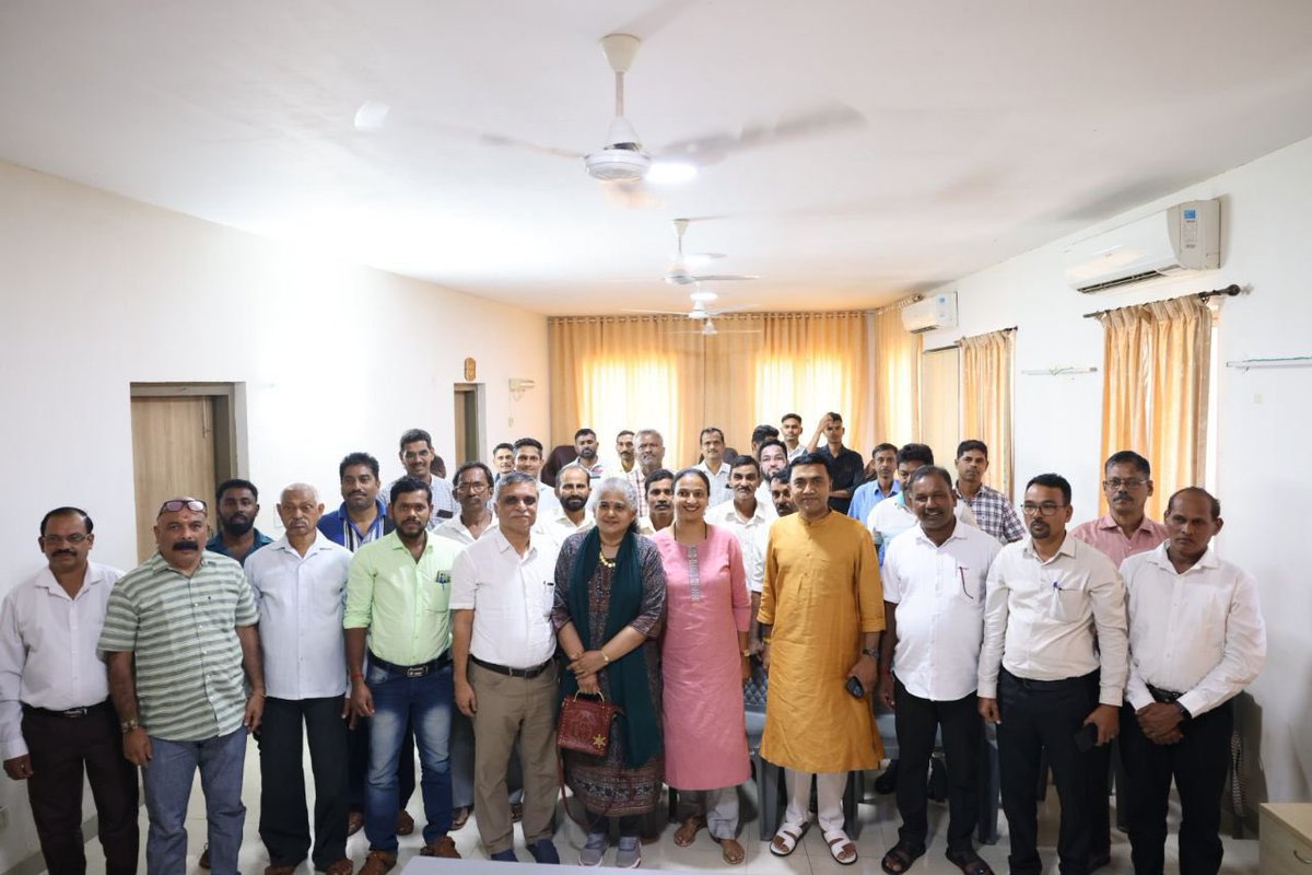 Held a meeting with the farmers of Sankhali and surrounding areas along with Gomanchal Dairy management. The Gomanchal Dairy will voluntarily provide technical and medical assistance to dairy farmers in the area. This will help the farmers to increase their productivity and also