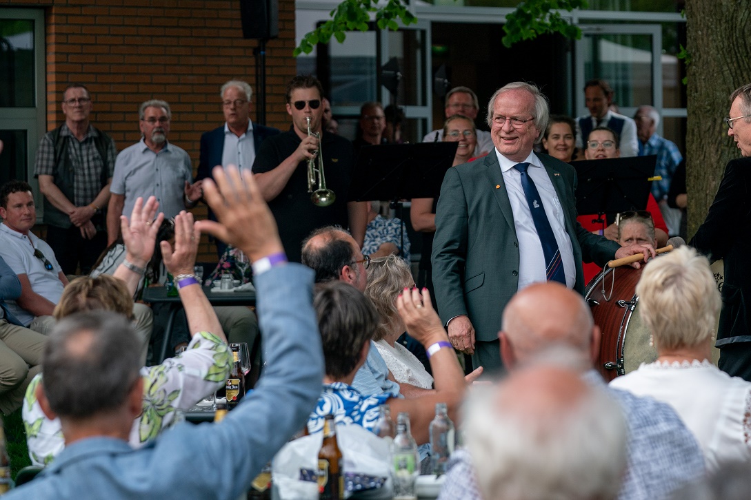 gem_westerveld's tweet image. Gisteren namen we na bijna 14 jaar afscheid van ‘onze’ burgemeester: Rikus Jager. Het werd een prachtige, feestelijke dag vol mooie woorden! In stijl verliet de oud-burgemeester de afscheidsreceptie op een Leopard-1 voertuig van de 43 Gemechaniseerde Brigade. Rikus, bedankt! 💐