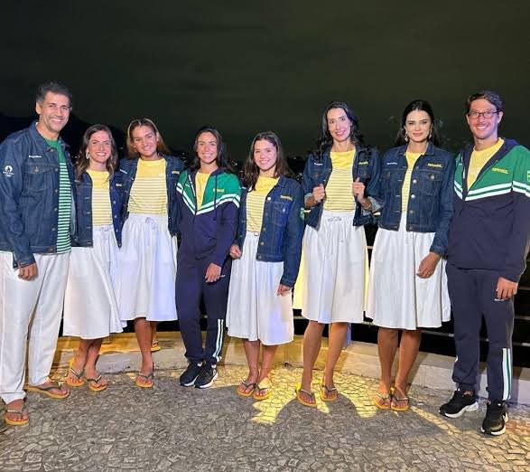 Uniformes de desfile do Brasil nas olimpíadas. Rio 2016 e Paris 2024. Que coisa pavorosa, um downgrade gigante.
