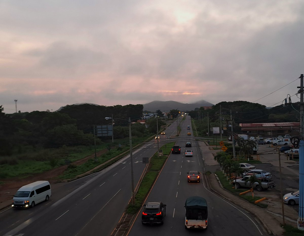 AMANECER: 
Asi se mantiene la via Interamericana a la altura de Aguadulce / Panamá 🇵🇦
Bueno días a todos(as)