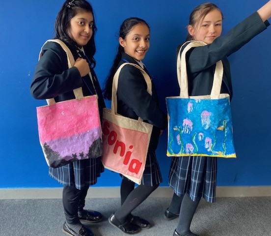 🎨Our fantastic Year 7 pupils have been showcasing their creativity in textiles lessons by designing their very own tote bags!👜Let's give them a round of applause for their incredible talent and dedication! 👏 #WeAreFulwood #WeChallenge #TextilesArt #CreativeGenius #Year7Talent