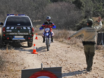 Atentado a un Agente Forestal de la @ComunidadMadrid. Uno de los motoristas que circulaban ilegalmente en el @PN_Guadarrama atropelló al darse a la fuga a uno los #AgentesForestales que les dieron el alto. Nuestro apoyo al compañero y pronta recuperación. aeafma.es/gabinete-de-pr…