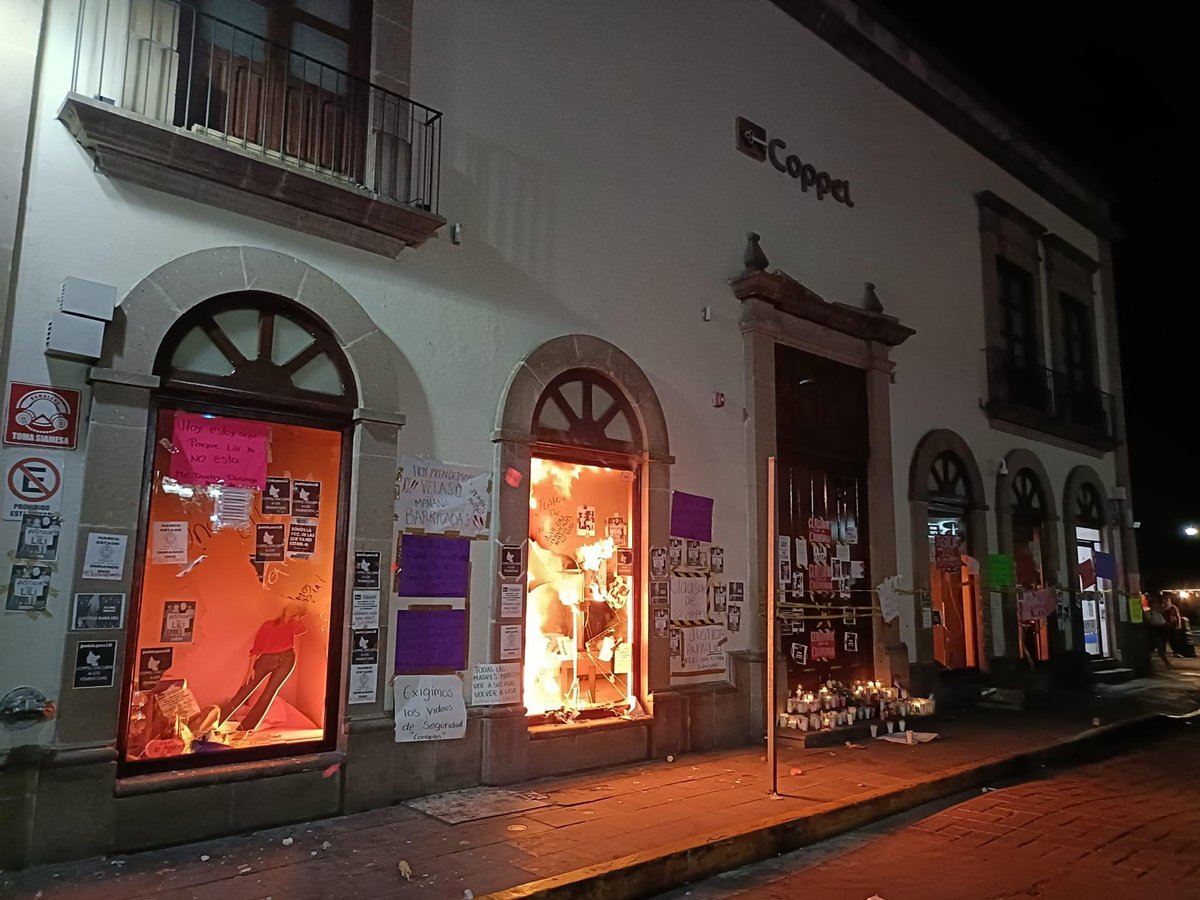 lamarlasabrina's tweet photo. Mientras ardía 🔥 la Coppel del Centro Histórico de Durango 

Las autoridades informaron que se capturó al feminicida y revelaron un video proporcionado por la tienda que, más temprano, habían dicho no tener https://t.co/qqnhHvsz5G