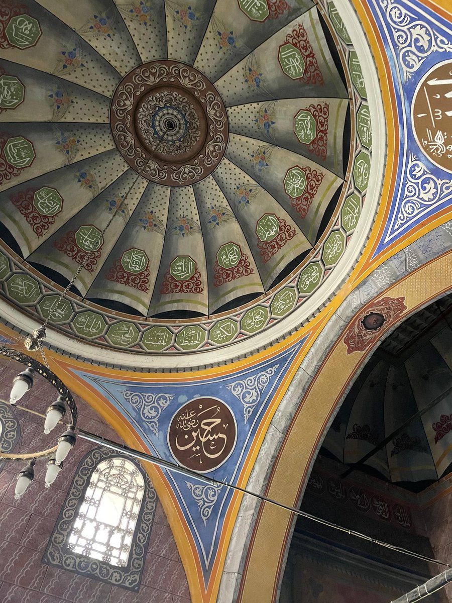 Her bir camiyi karış karış gezesim
Her camide dua edesim var. Büyüklerin ardından gidesim, alimlerin sohbetinde dinlenesim var. Şehrimde gidilmedik cami bırakmayasım var