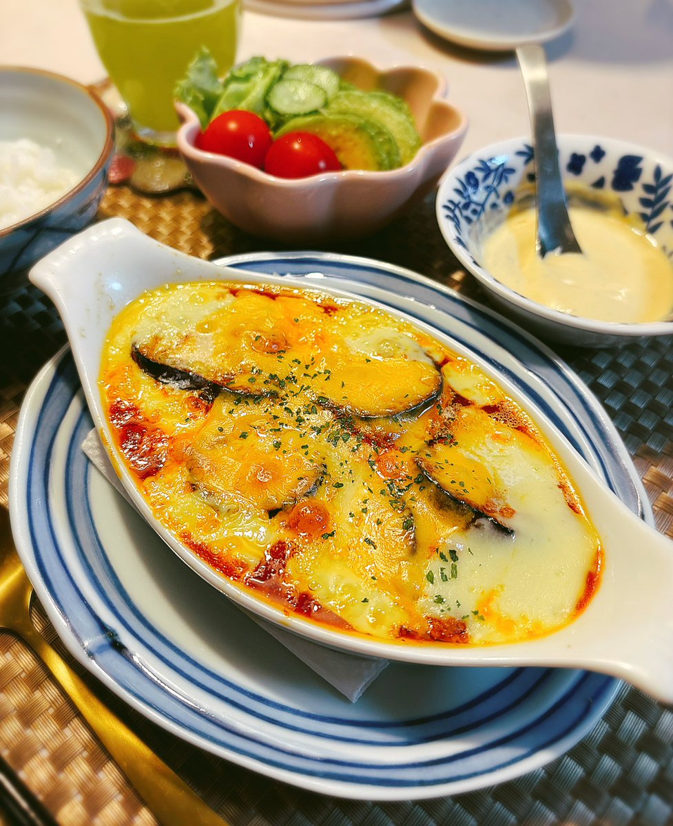 (ꕤ ॑꒳ ॑*)ﾉこんばんはぁ❁⃘*.ﾟ
涼しかったので茄子ミートグラタン作ったよ🍆
2種類のチーズを乗せました🧀
アボカドサラダ付き♪
 #おうちごはん #夜ご飯