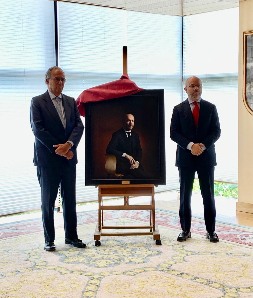 juantri73's tweet photo. Gracias a la Asamblea de Madrid por organizar el acto de presentación de mi retrato como presidente de la XI legislatura.
Es un honor compartir espacio en la galería de retratos con el resto de presidentes.
Gracias al presidente, @eossoriocrespo , por sus afectuosas palabras. https://t.co/eVy6mzQEXX