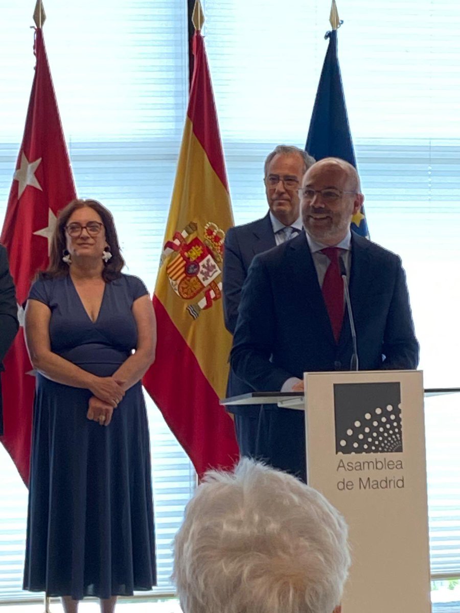 juantri73's tweet photo. Gracias a la Asamblea de Madrid por organizar el acto de presentación de mi retrato como presidente de la XI legislatura.
Es un honor compartir espacio en la galería de retratos con el resto de presidentes.
Gracias al presidente, @eossoriocrespo , por sus afectuosas palabras. https://t.co/eVy6mzQEXX