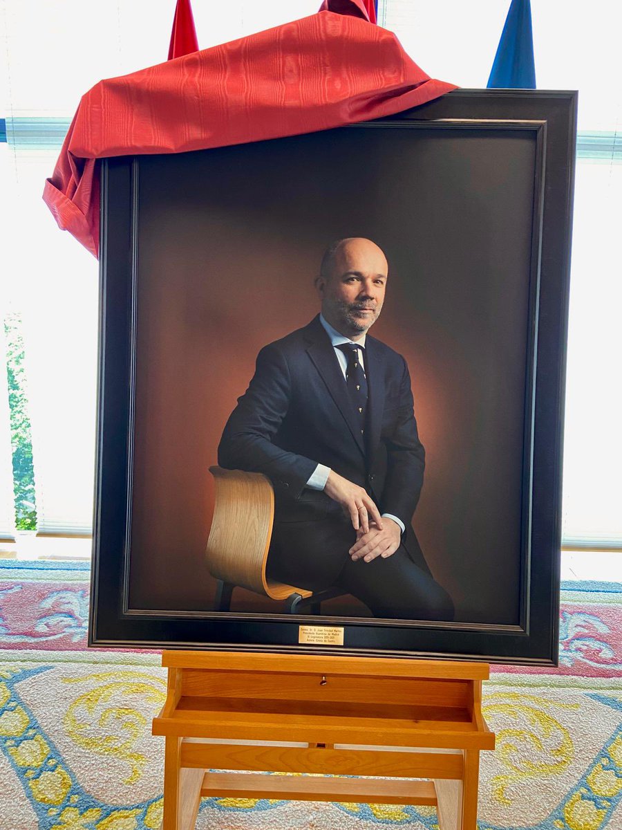 juantri73's tweet photo. Gracias a la Asamblea de Madrid por organizar el acto de presentación de mi retrato como presidente de la XI legislatura.
Es un honor compartir espacio en la galería de retratos con el resto de presidentes.
Gracias al presidente, @eossoriocrespo , por sus afectuosas palabras. https://t.co/eVy6mzQEXX