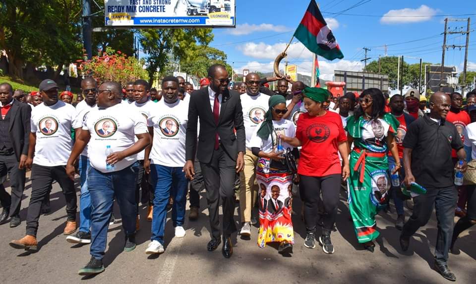 President Lazarus Chakwera has joined Malawians in commemorating this year's Kamuzu Day at Kamuzu Stadium in Blantyre. facebook.com/share/p/qsEvA8…