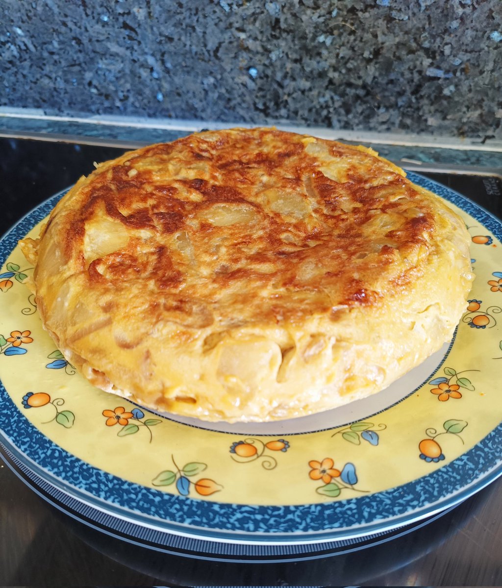 Sé hacer tortilla de patatas, me adoptáis? Os puedo hacer tortilla de patatas 🥺♥️.