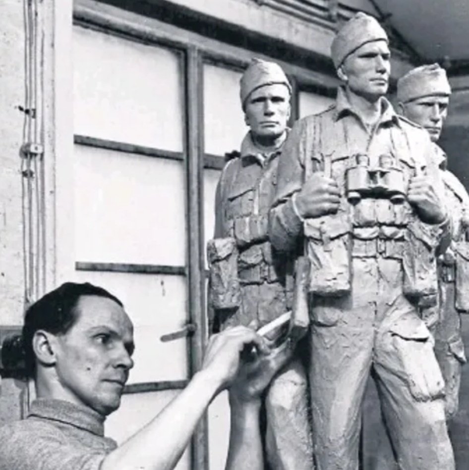 🌟 The ICONIC Commando Memorial 1952 Spean Bridge, Scotland After the war the Commandos wanted a memorial to be erected near their training ground at Achnacarry BOOK for OUR online TALK 'The Work of Scott Sutherland' Matthew Jarron 👉 Wens 22nd May pssauk.org/event/spring-t…