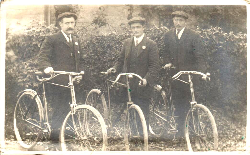 'Off for a Ride' Three mates who survived WW1 set off from Little Crosby village nr. Liverpool c.1920 Wonderful style, composure but sadness at lost pals? @CrosbyHistory @CycleHistory @oldcycling @LivesOfWW1 @ww1History @cyclingweekly @liverpoolpals @WarHappened #cyclinghistory