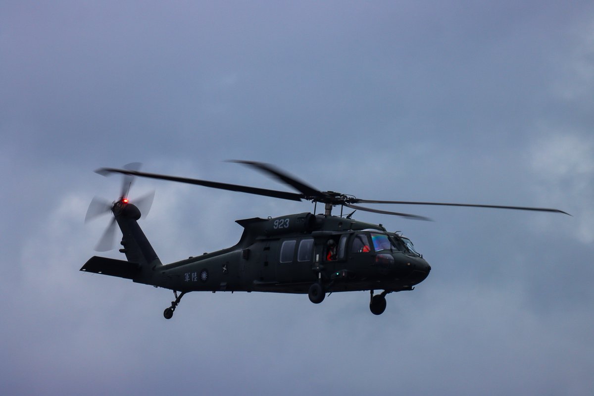 螺旋槳低沈的轟鳴聲，響徹清晨的臺北上空！ 第16任總統副總統就職慶祝大會在即，國軍空中兵力13日進行半兵力組合訓練。雖因天候因素，清晨僅由國旗機隊的CH-47SD運輸直升機及UH-60M直升機執行預演，仍在空中前進指揮所的管制下，於計畫時間通過目標區，完成訓練任務。 #總統就職 #President #ROCArmy