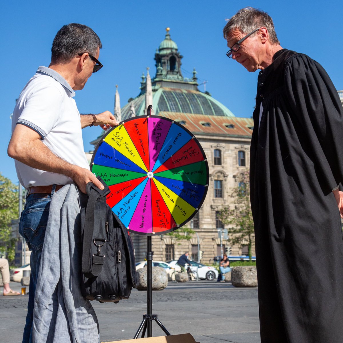 ⚖️ München und Flensburg ermitteln wegen Bildung krimineller Vereinigung - Erschreckende Willkür der Justiz ⚖️

‼️ Abhöraktionen, Hausdurchsuchungen und das Erstellen von Bewegungsprofilen haben es vermuten lassen.