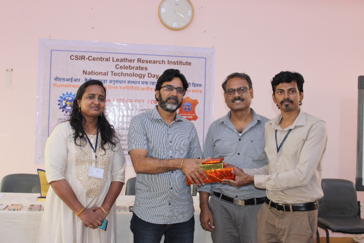 2/2 Shri Sunil Kumar, Executive Director, FDDI Campus, Kolkata graced the occasion and distributed the prizes & certificates to all the winners @DrNKalaiselvi @CSIR_IND @kjsreeram #NationalTechnologyDay #KolkataNews