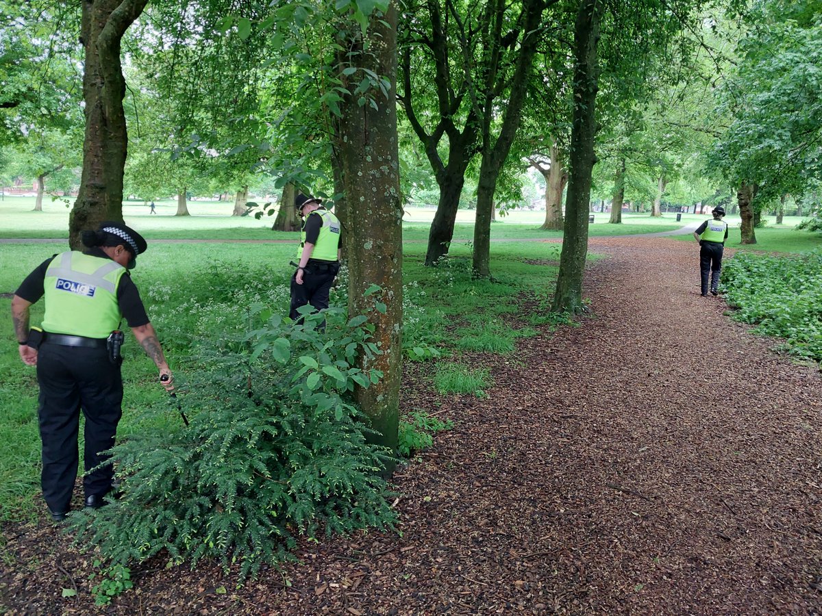 1/3 This morning we have been conducting sweeps in local Parks in Smethwick searching for any weapons @GuardianWMP @WMPolice @SandwellPolice @KimMadillWMP @mcneil_tom @SimonFosterPCC @Fear #OpSceptre #KnifeCrime #LifeorKnife