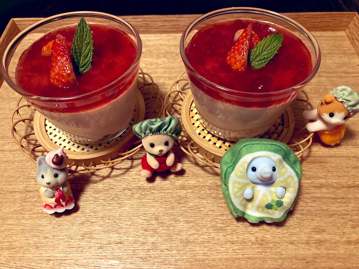 ストロベリーレアチーズケーキできた🍓
庭のなんとかミントを添えて。
めちゃくちゃおいし~~~(∩´∀`∩)💕
 #ストロベリーレアチーズケーキ 
 #シルバニアファミリー