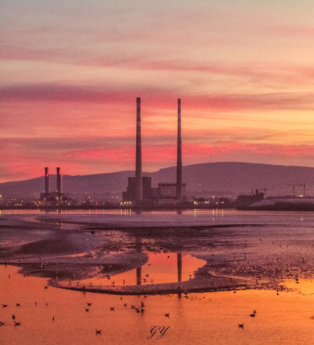 #Dublin summer sunsets never fail to take our breath away 🫶

Any guesses as to where this Poolbeg Chimneys shot was snapped? 🤳🏼✨🌅

📸 gy_images_dublin [IG]

#LoveDublin #DublinCoastalTrail