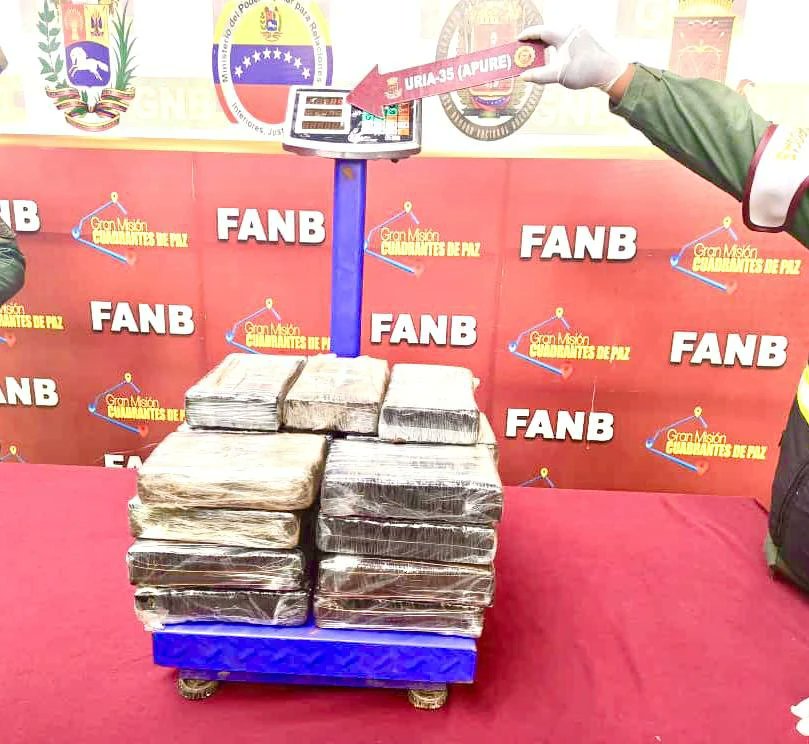 La FANB en el PAC Totumito, Edo. Apure, capturó a dos ciudadanos, a quienes se les incautó 31 envoltorios de cocaína, con un peso de 33,85 Kg ocultos en 02 maletas transportadas en un vehículo. Los detenidos se trasladaban desde Guasdualito con destino a Caracas. A/O del MP.