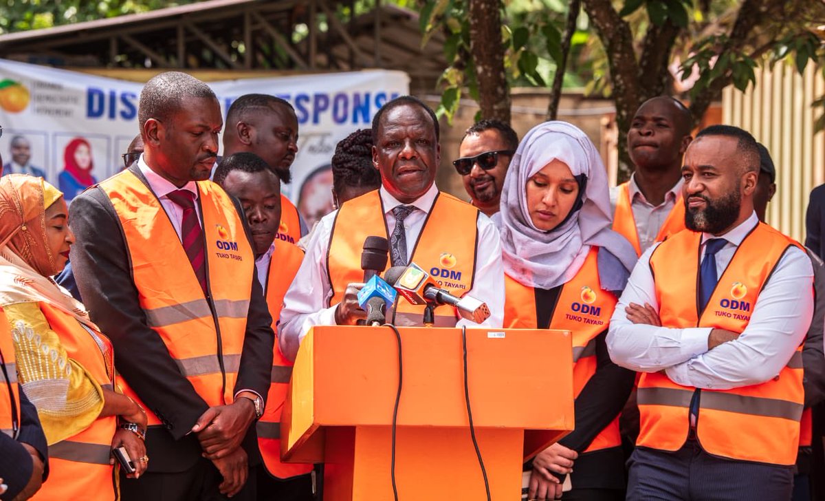 Today, we flagged off relief food to be transported to various parts of country that were affected by the devastating floods. Well wishers donated food and non-foodstuff to be taken to the affected areas. DPLs ⁦@HassanAliJoho⁩ & ⁦@GovWOparanya⁩ flagged off the trucks.