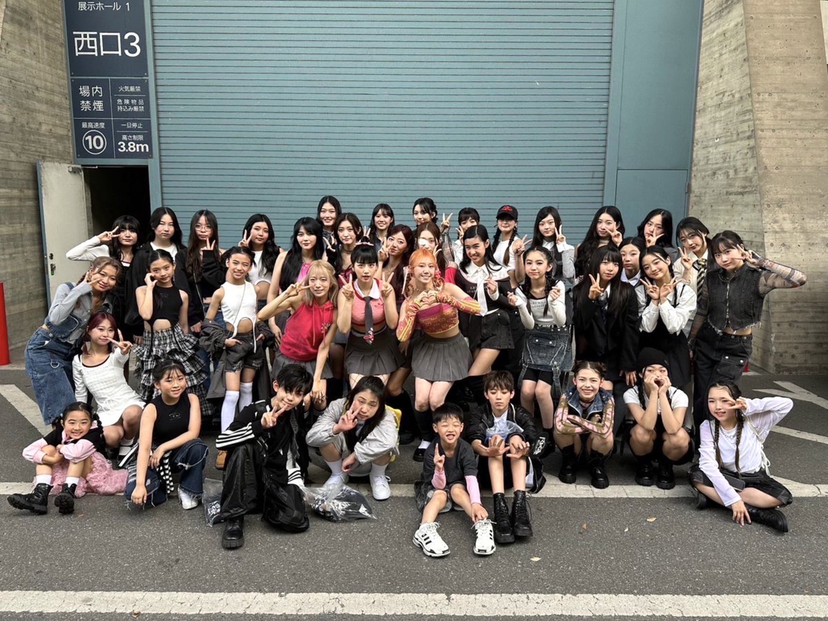 jkfw2021's tweet photo. KCON JAPAN 2024 DAY3
CONNECTING STAGEにJKFWから32名のキッズモデルが出演‼️

��年デビューした日韓ガールズグループeiteのメンバーが、JKFWのキッズモデルを応援したいとステージ直前にコラボ撮影してくれました‼️

いつかはメジャーデビューを夢見るキッズ達も大喜び😍

@eite_official
@kconjapan https://t.co/UHbcL1LEnA