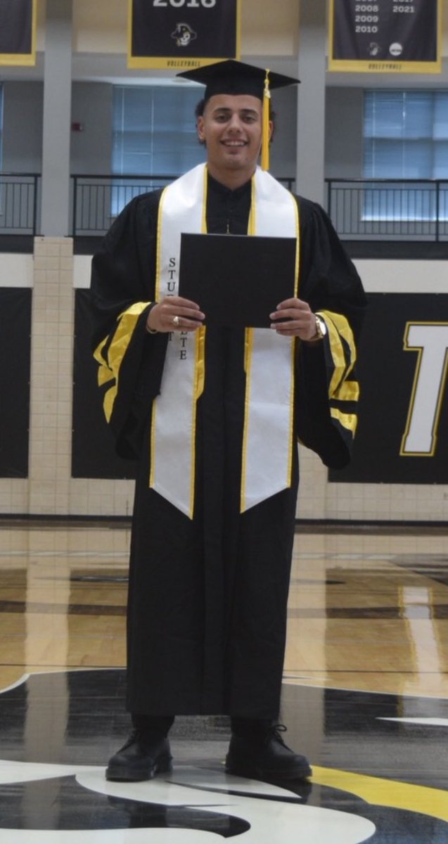 Congratulations @NickCrump03 for Graduating from Southwestern University! Eagle Nation is proud of the way you represented on the court and in the classroom! @BHISD @BH_Athletics @hoopinsider