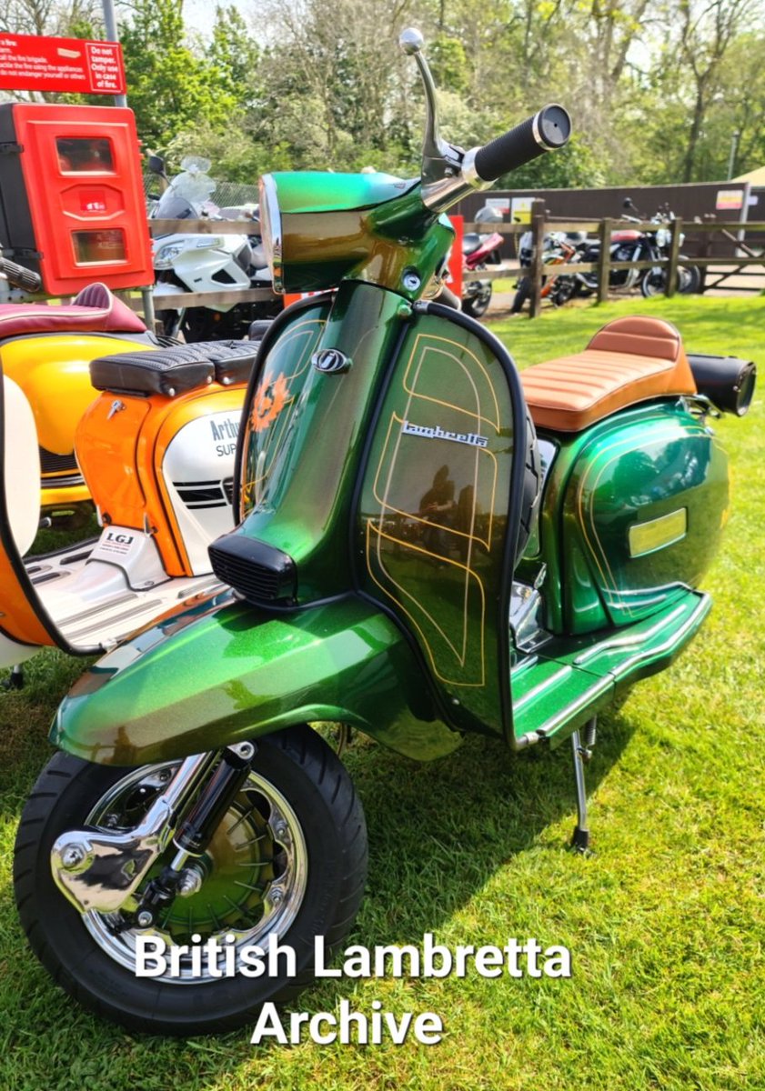 Classy Belstaff inspired GP at Cadwell Park last weekend, owned by a lad from Scunthorpe Silhouettes SC #lambretta #britishlambrettaarchive