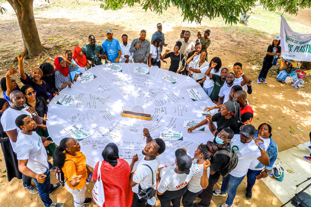 Young people uniting for #ClimateJustice in Nigeria. Stop the pollution and start the take up sustainability. Stop the #Fossilfuels and do more of #CleanEnergy #Faiths4Climate #ActinTime #CJYA @GreenFaith_Afr @greenfaithworld