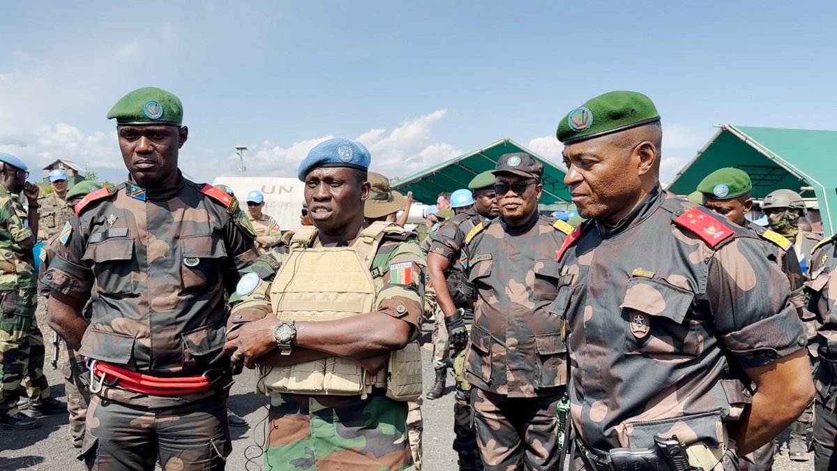 Le Commandant de la Force de la #MONUSCO, le général de division Khar Diouf, et le général Sikwabe Fall, Commandant des opérations @FARDC_Off, se sont rendus à #Mubambiro, au #NordKivu, pour rencontrer les troupes déployées et évaluer la situation sécuritaire dans la région.