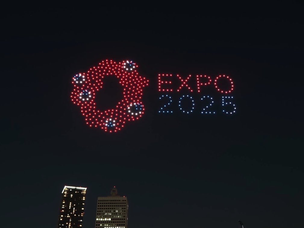 大阪・中之島付近の夜空に現れた #ミャクミャク❤💙 本日株式会社