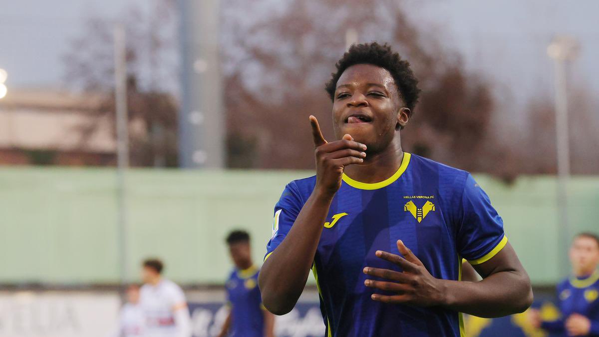 🚨 Juventus and Milan are interested in Alphadjo Cissè (2006). The attacking midfielder represents Hellas Verona and Italy U19. [CorSport]