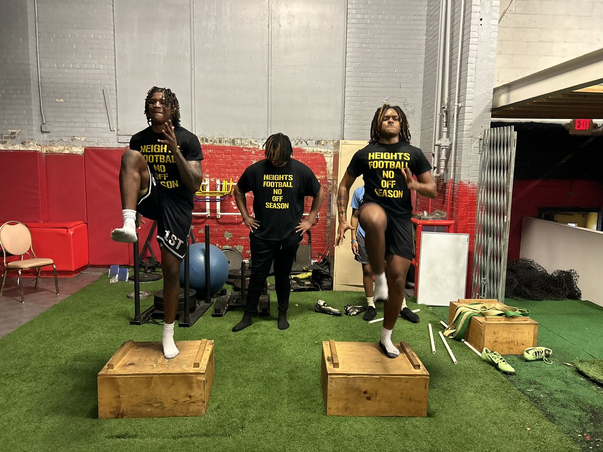 Far left @SandaleJ223 6’7” 335…middle @StubbsJayquan 6’5” 260…@Deshawneeeeig 6’1” 198…@EmereAtkins3 6’0” 205…few 2025 prospects at HEIGHTS. ⚫️🏈🟡