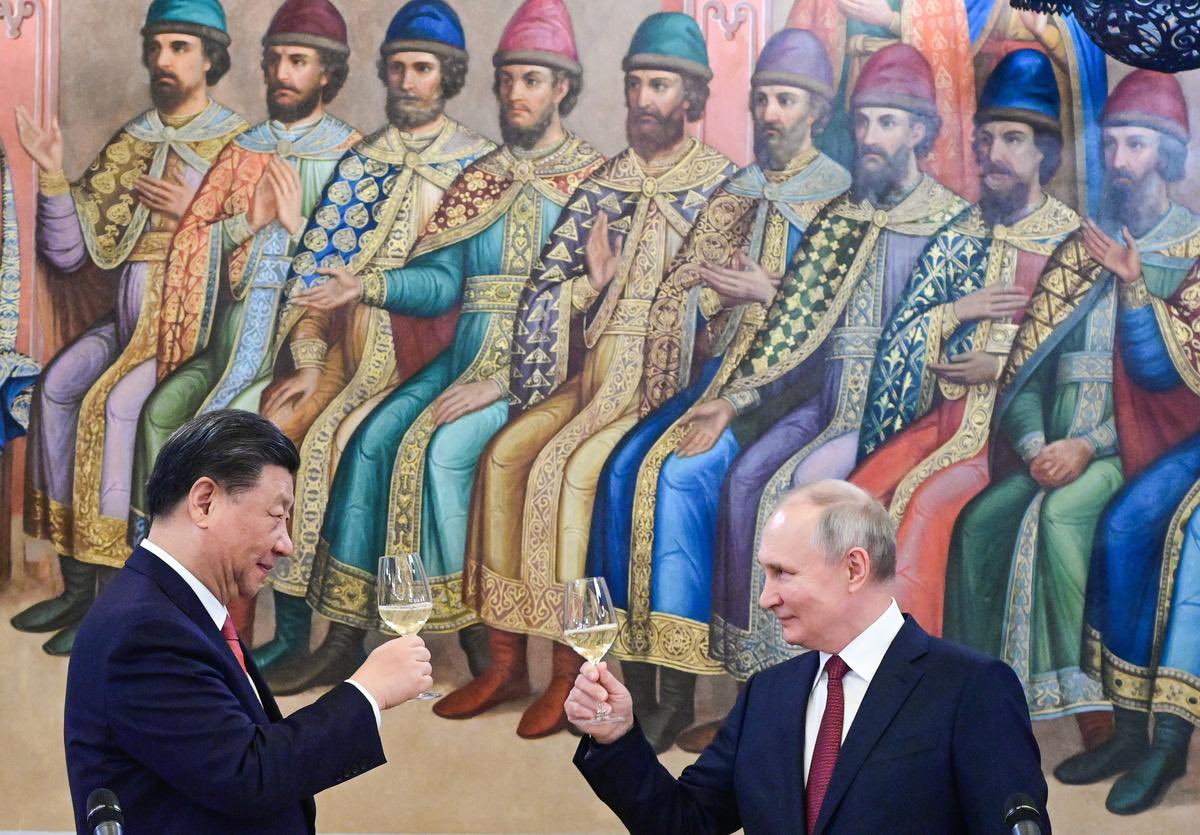 🔴 Putin, geçen haftaki yemin töreni sonrası 5. devlet başkanlığı döneminin ilk yurtdışı ziyaretini bu hafta 16-17 Mayıs’ta Çin’e yapacak. 👉 Ukrayna’daki savaş öncesi de Moskova-Pekin ilişkileri gayet güçlüydü, ancak son iki yılda Batı’yla yaşanan kriz Rusya-Çin işbirliğine…