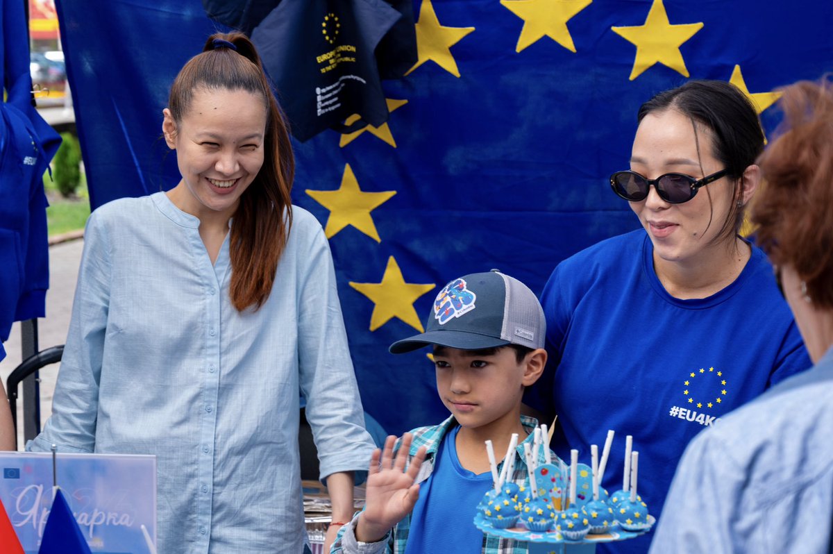 Bishkek hosted a charity fair for International Children's Day, co-organized by @MFA_Kyrgyzstan & @bishkekcityhall, with foreign missions, including #EUDelegation. Featuring unique items, treats, & drinks from different countries, proceeds supported charity. 🌟 #EU4KG