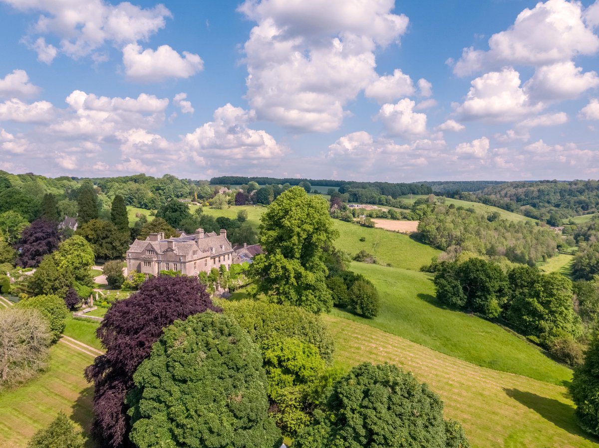'It's a very magisterial #manor overlooking the beautiful Frome Valley - composed, confident with a great sense of occasion, evocative of times gone by.' Ed Sugden, property agent. This impressive home is complete with a lodge, coach house and cottage.➡️ savi.li/6012YXVPK
