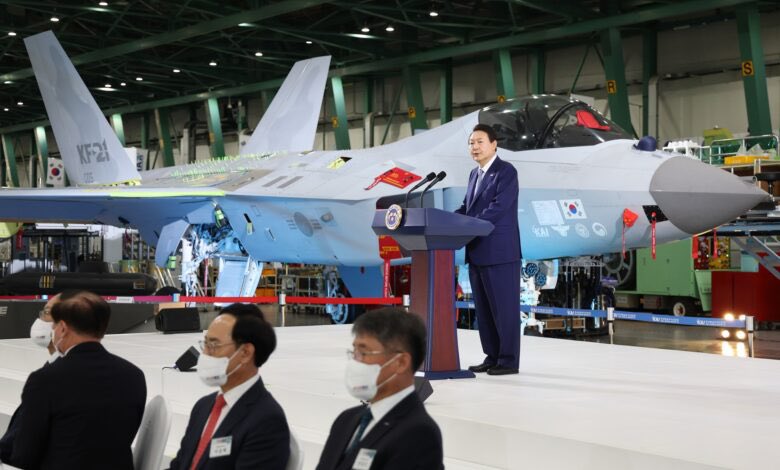 Güney Kore ve Endonezya’dan KF-21’de uzlaşma sinyali Güney Kore, Endonezya’nın KF-21 Boramae savaş uçağı programına yaptığı mali katkıyı azaltma önerisini gözden geçirdiğini açıkladı. Edinilen bilgiye göre; Güney Kore’nin savunma tedarik ajansı, KF-21 projesinin tahmini