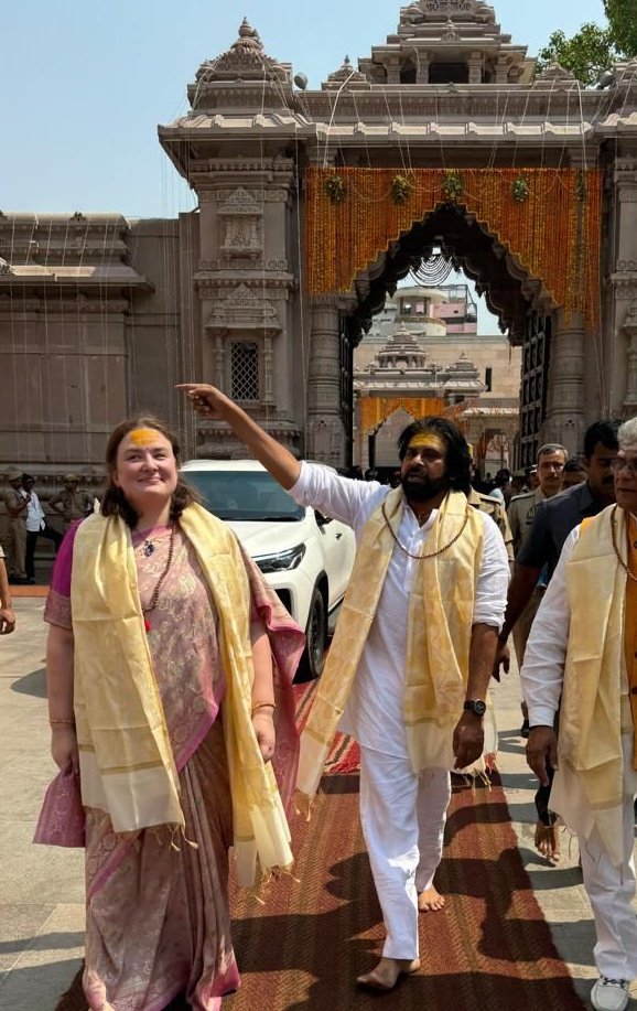 Chief @PawanKalyan & Anna Lezhneva garu in Kasi viswanadh temple Varanasi ❤️‍🩹