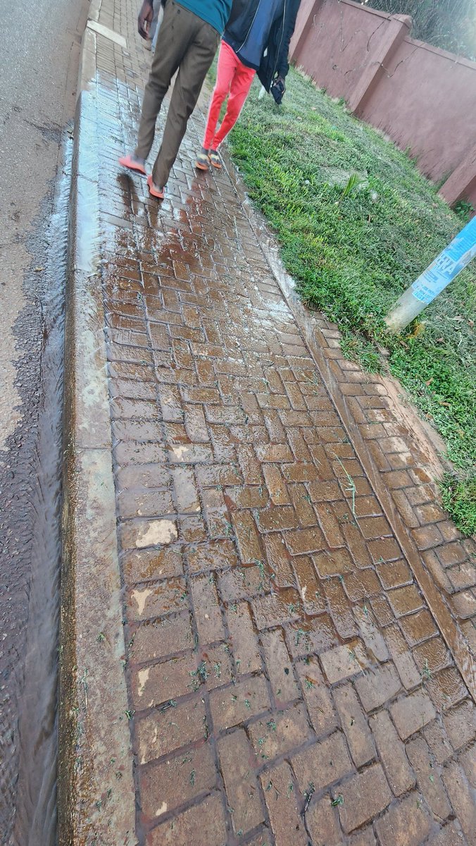 .@nwscug sewage leak alert. Location: Bukoto white flats traffic lights. #TweetALeakUg