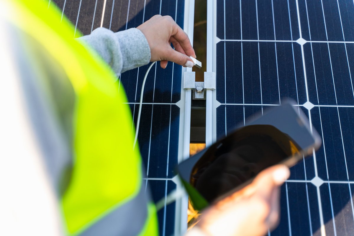 How safe are solar panels?
We get asked are solar panels safe a lot. Yes is the short answer. Regulations also require that a safety switch be installed within 1.5 meters of the panels.

learn more: t.ly/26pJX

#solarpanels #energyefficienthomes #bestsolarcompany
