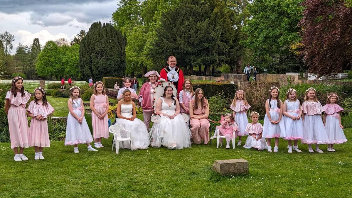 The sun is finally out (intermittently), and in celebration a brand new Orpington May Queen has been crowned! The Mayor was in attendance to congratulate the 75th May Queen at Priory Gardens. #ProudOfBromley