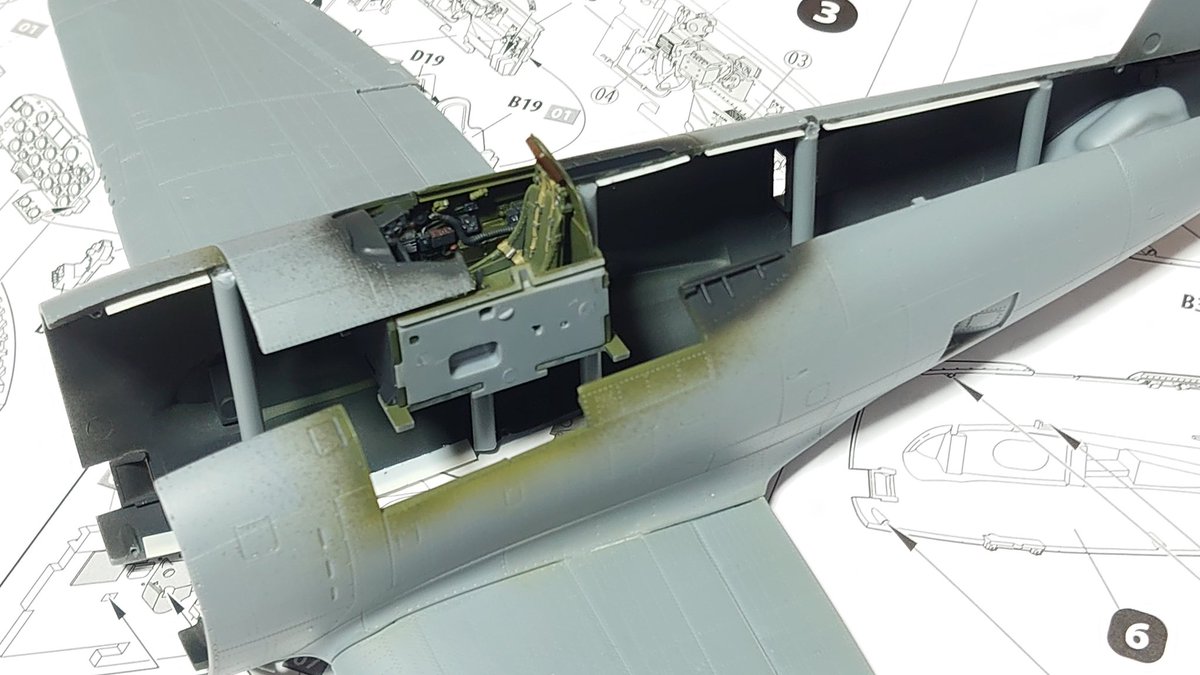 #MiniArt 1/48 P-47D #サンダーボルト
コクピットを組み込みました。
P-47は胴体が太く、しっかり補強を入れておかないと強度が持たないので、接着面の糊代と補強を追加しました。
主翼の取り付けは、胴体を貫通する桁が無いので、タミヤのキットと違って強度に不安があり、上半角も決まりにくいです💦